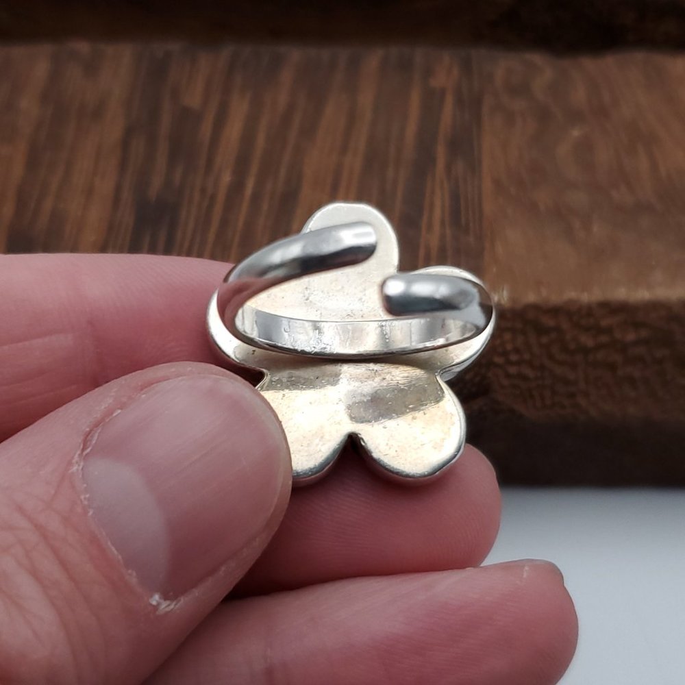 Size 8.5 925 Sterling Silver Large Heavy White Shell Flower Ring - Picture 7 of 10